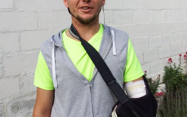 Riaan van Vuuren wat sy linkerarm tydens â€˜n frats-ongeluk by Dyer Eiland Visserye van Bertie Ramsauer verloor het.